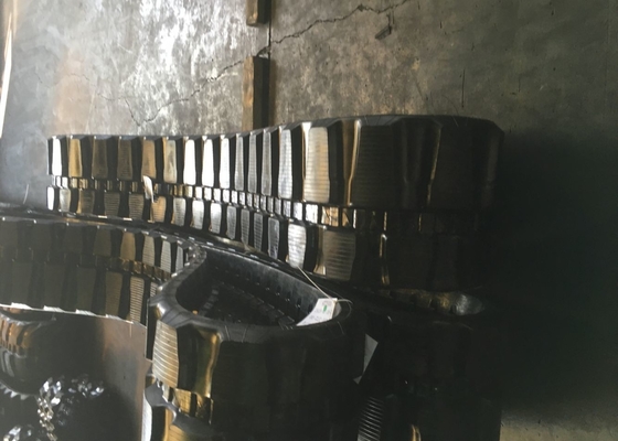 Đường ray cao su máy xúc chiều rộng 400mm với 74 liên kết Màu đen